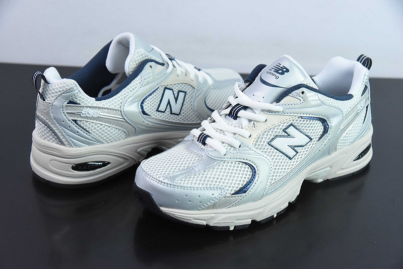 NEW BALANCE SNEAKER
