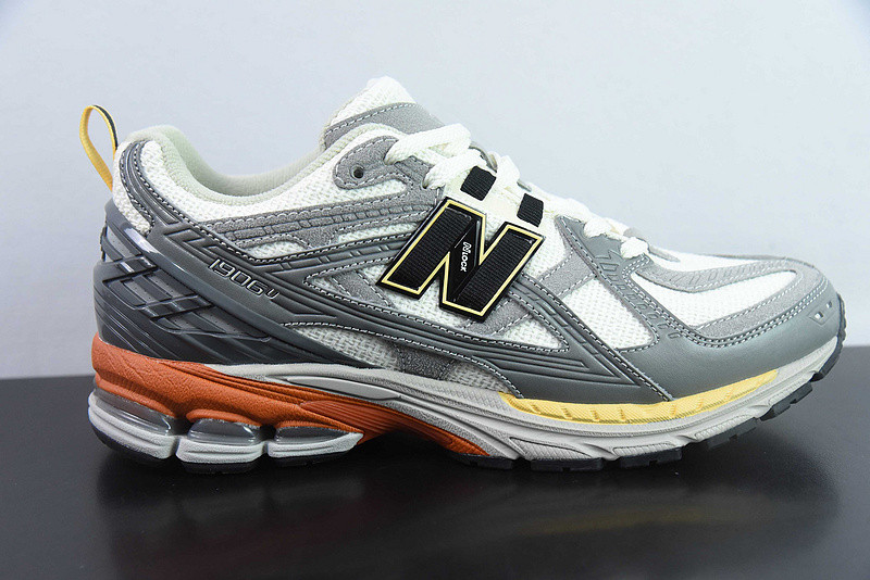 NEW BALANCE SNEAKER