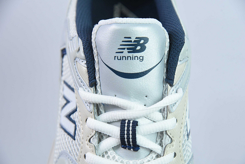 NEW BALANCE SNEAKER