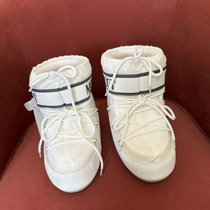 mOON bOOT