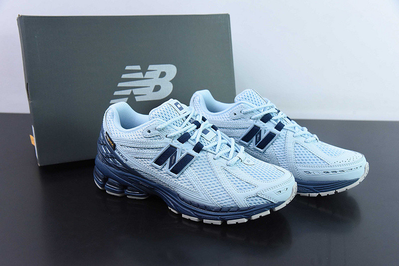 NEW BALANCE SNEAKER