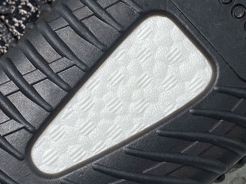 ad*s Y**zy boost 350 v2 yecheil (reflective)