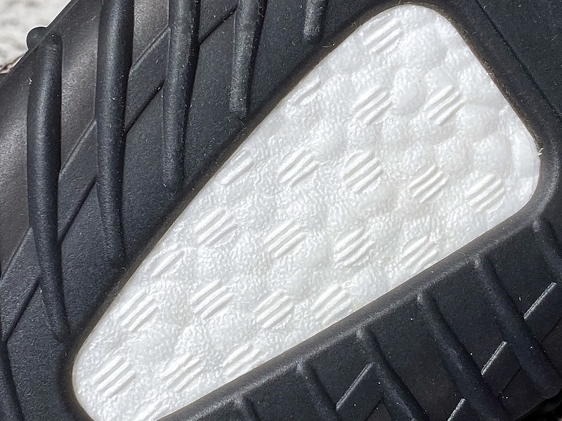 ad*s Y**zy boost 350 v2 yecheil (non-reflective)