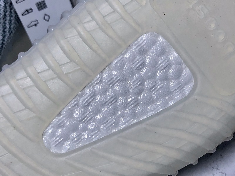 ad*s Y**zy boost 350 v2 cloud white (reflective)