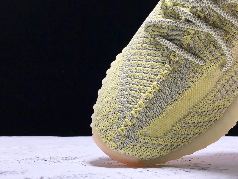 ad*s Y**zy boost 350 v2 antlia (non-reflective)