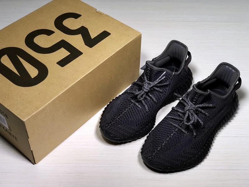 ad*s Y**zy boost 350 v2 black (non-reflective)