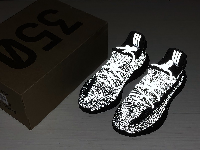 ad*s Y**zy boost 350 v2 static black (reflective)