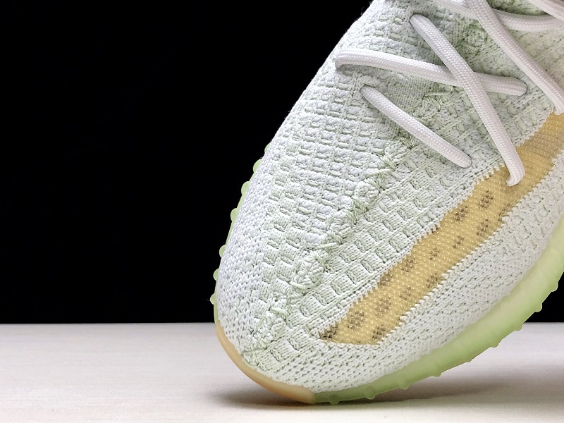 ad*s Y**zy boost 350 v2 hyperspace