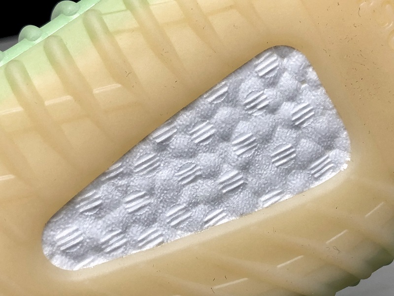 ad*s Y**zy boost 350 v2 hyperspace