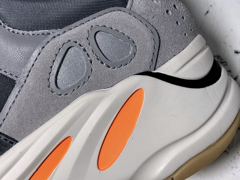 ad*s Y**zy boost 700 magnet