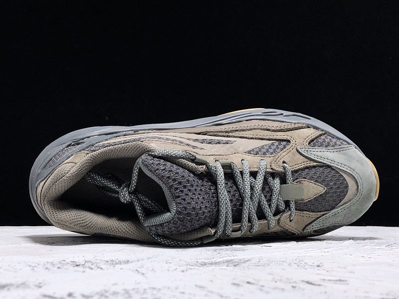 ad*s Y**zy boost 700 v2 geode
