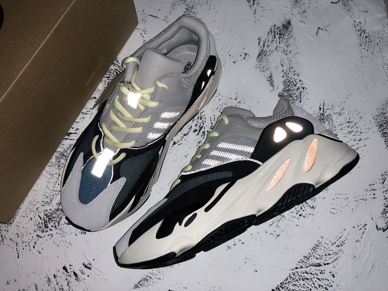 ad*s Y**zy boost 700 wave runner solid grey