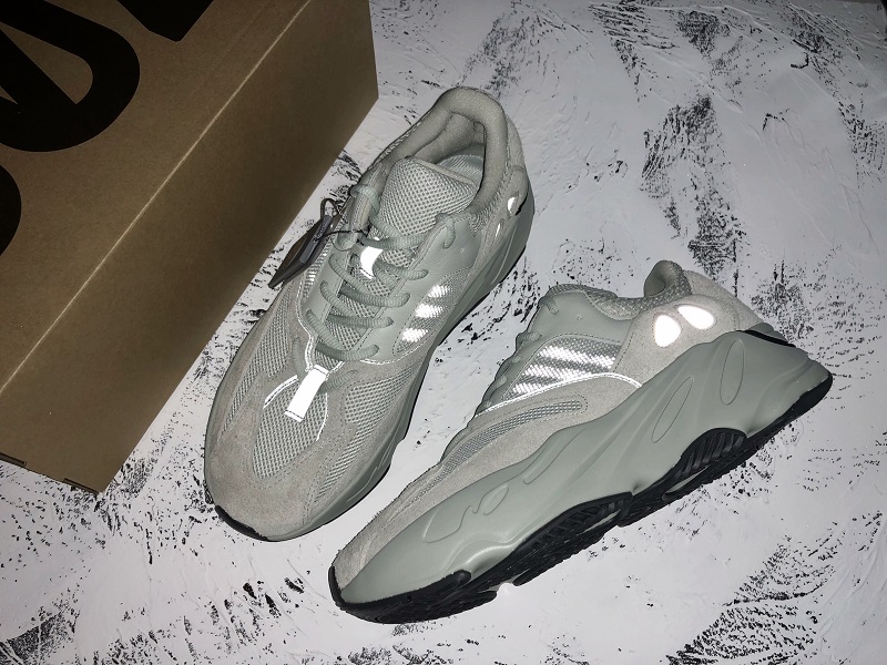ad*s Y**zy boost 700 salt