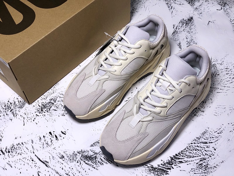 ad*s Y**zy boost 700 analog