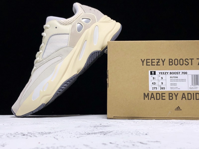 ad*s Y**zy boost 700 analog