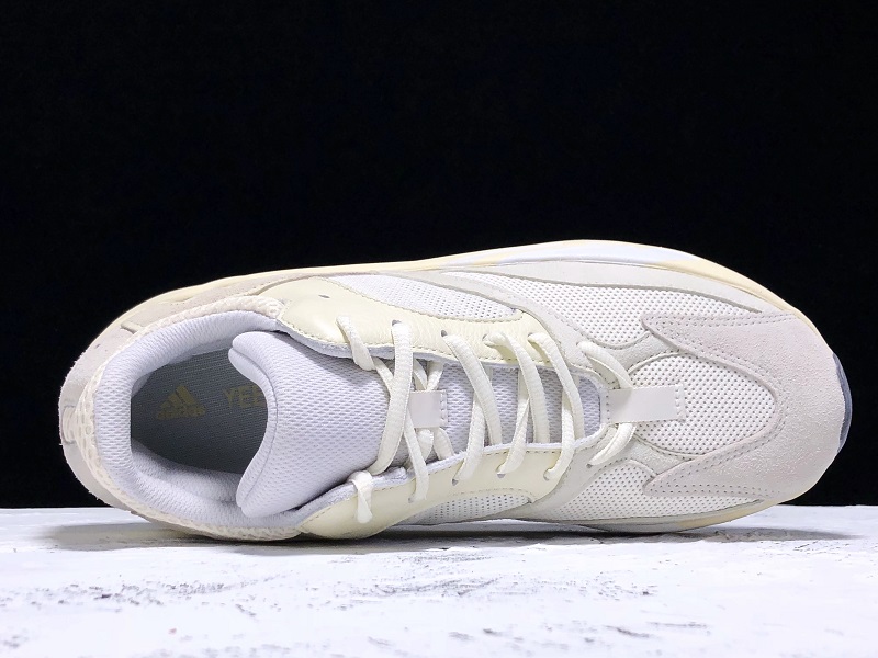 ad*s Y**zy boost 700 analog
