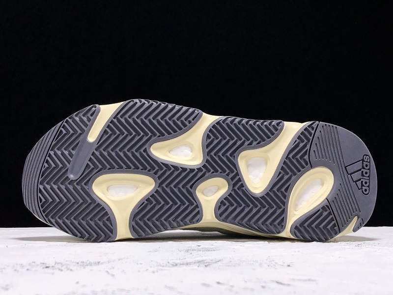 ad*s Y**zy boost 700 analog