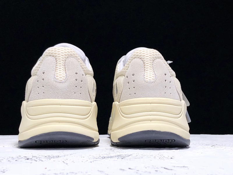 ad*s Y**zy boost 700 analog