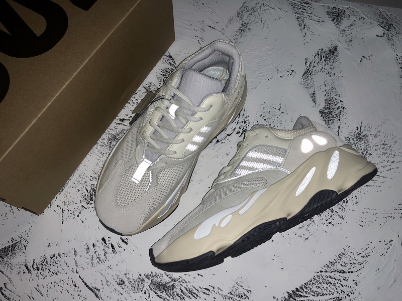 ad*s Y**zy boost 700 analog