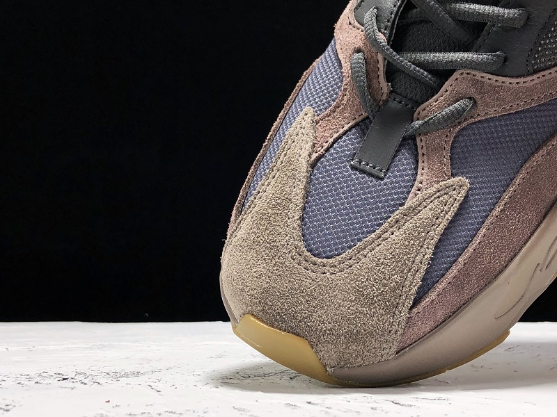ad*s Y**zy boost 700 mauve