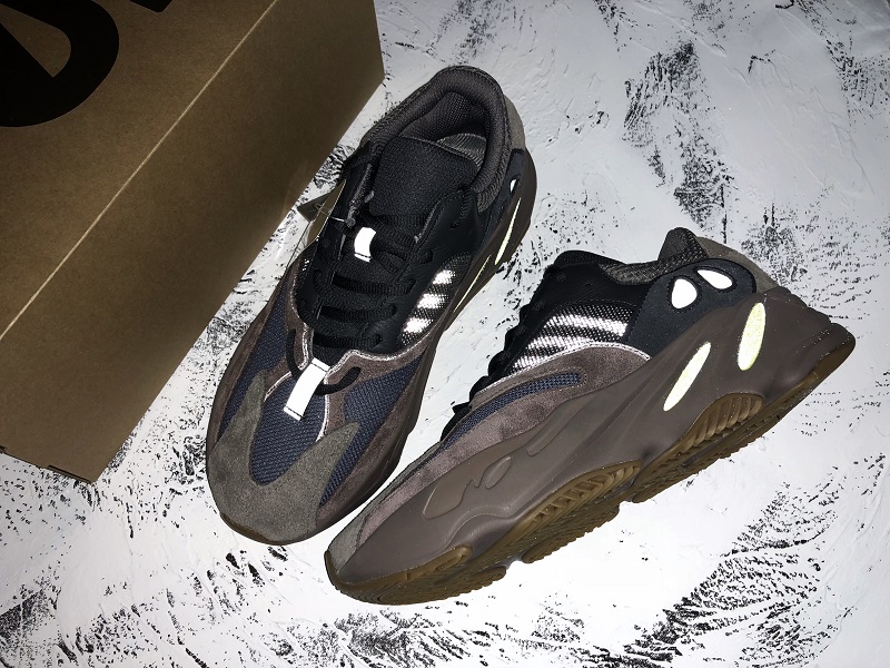 ad*s Y**zy boost 700 mauve