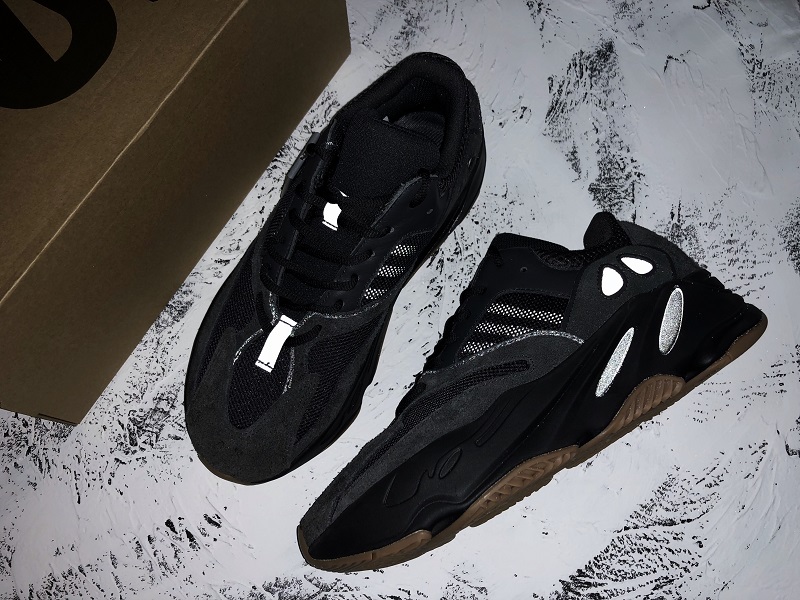 ad*s Y**zy boost 700 utility black