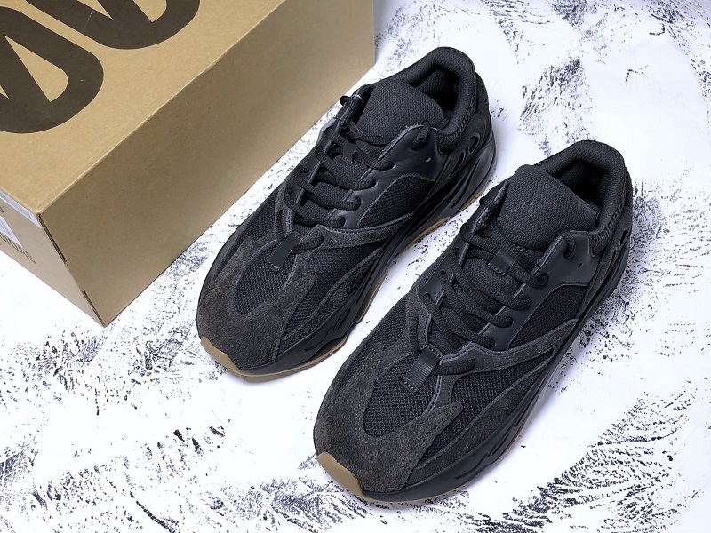 ad*s Y**zy boost 700 utility black