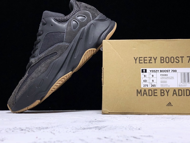 ad*s Y**zy boost 700 utility black