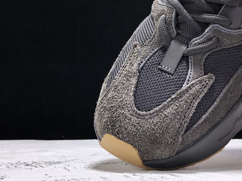 ad*s Y**zy boost 700 utility black