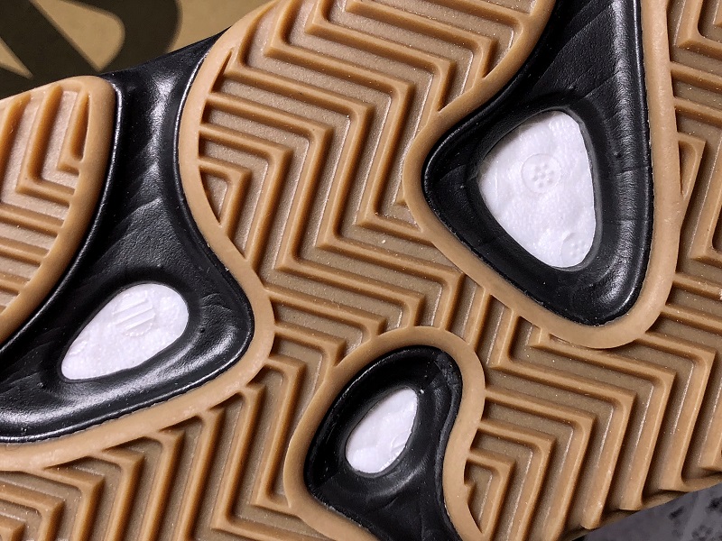 ad*s Y**zy boost 700 utility black