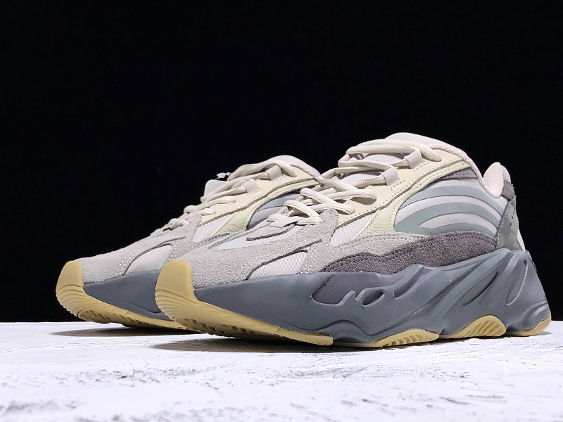 ad*s Y**zy boost 700 v2 tephra