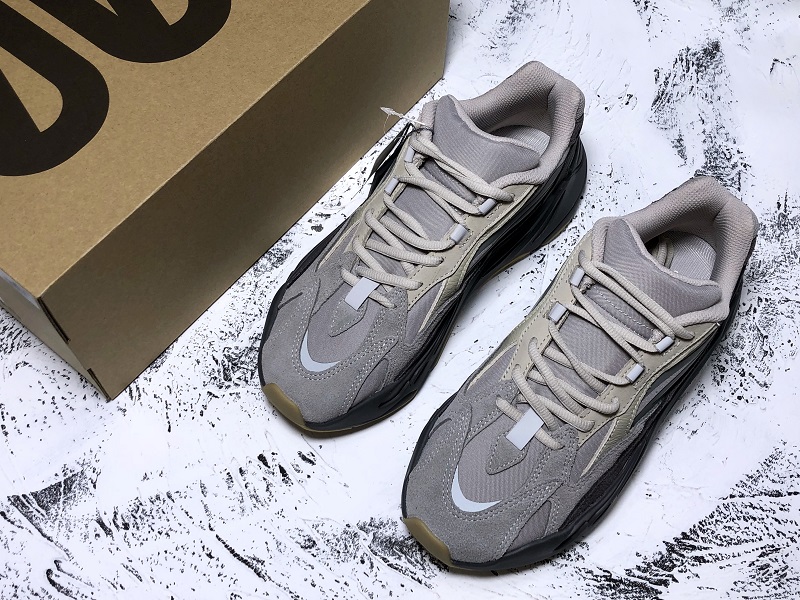ad*s Y**zy boost 700 v2 tephra