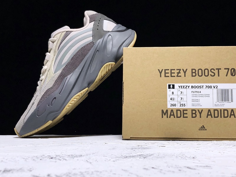 ad*s Y**zy boost 700 v2 tephra