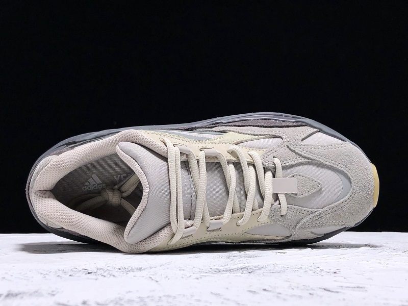 ad*s Y**zy boost 700 v2 tephra