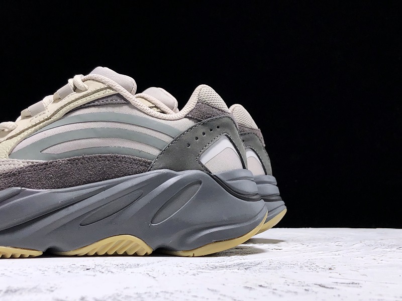 ad*s Y**zy boost 700 v2 tephra