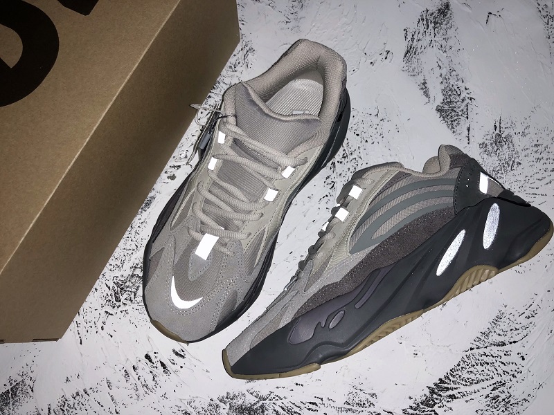 ad*s Y**zy boost 700 v2 tephra