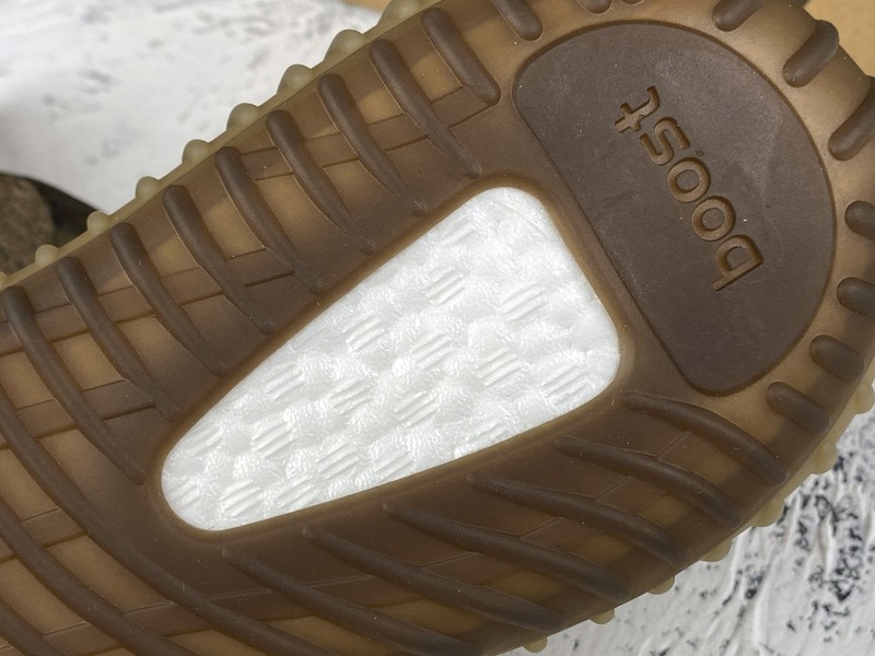 ad*s Y**zy boost 350 v2 sand taupe