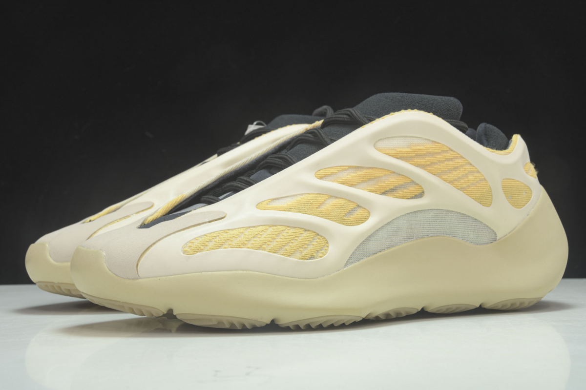 ad*s Y**zy 700 v3 safflower