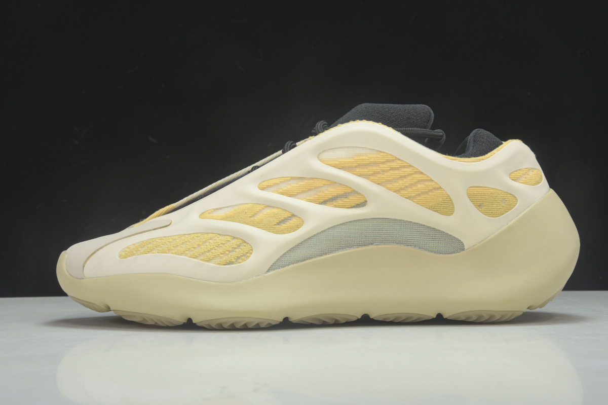 ad*s Y**zy 700 v3 safflower