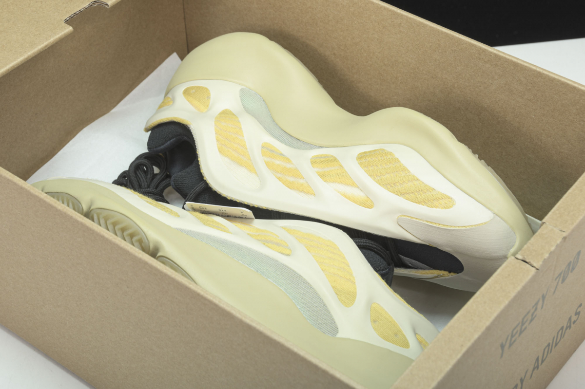 ad*s Y**zy 700 v3 safflower