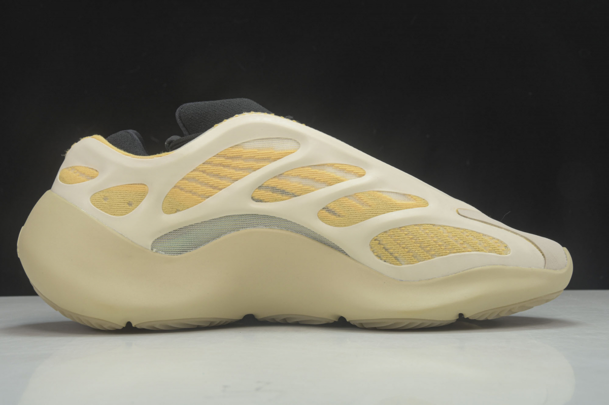 ad*s Y**zy 700 v3 safflower