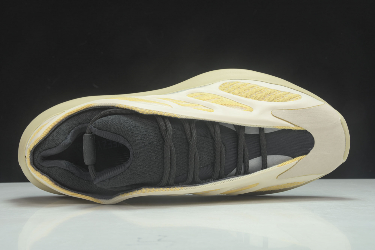 ad*s Y**zy 700 v3 safflower