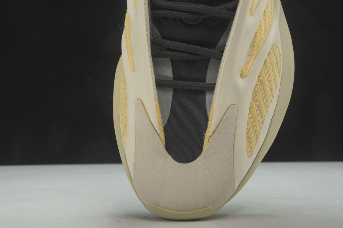 ad*s Y**zy 700 v3 safflower