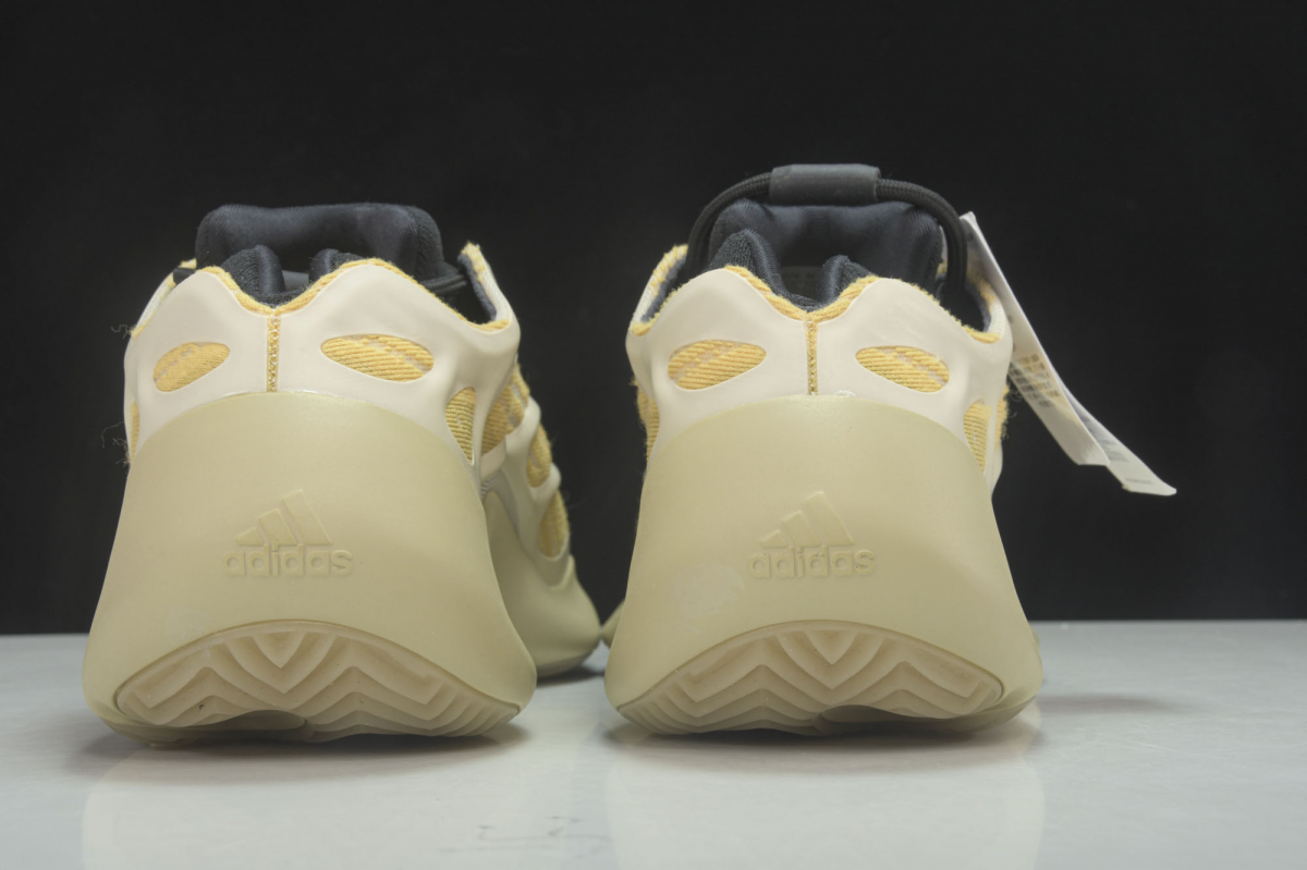 ad*s Y**zy 700 v3 safflower