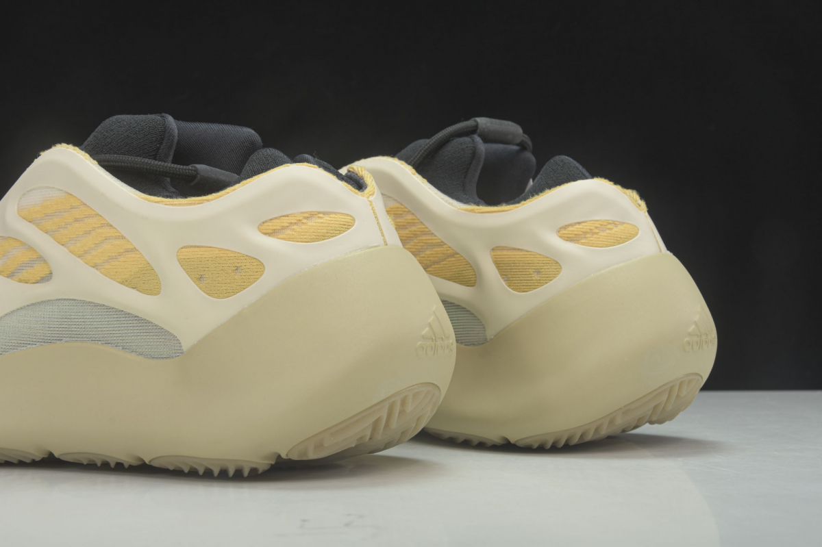 ad*s Y**zy 700 v3 safflower