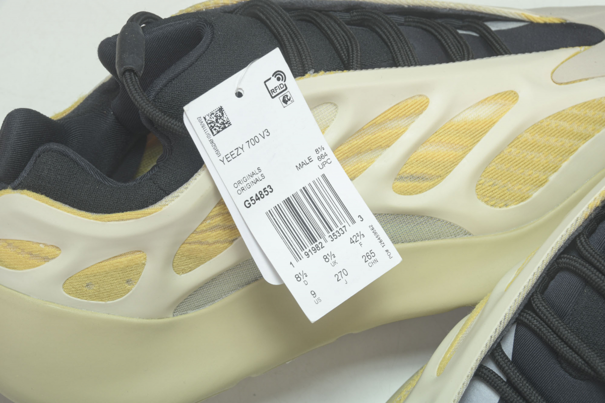 ad*s Y**zy 700 v3 safflower