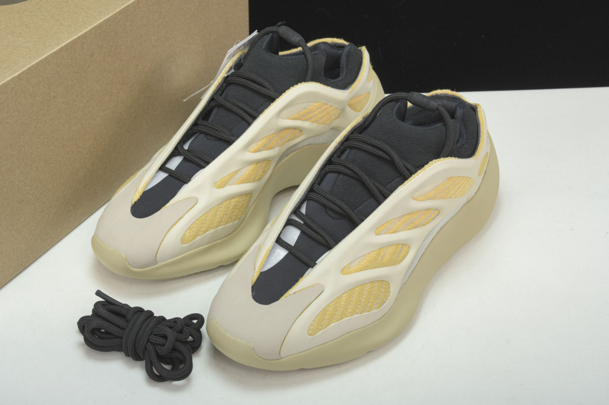 ad*s Y**zy 700 v3 safflower