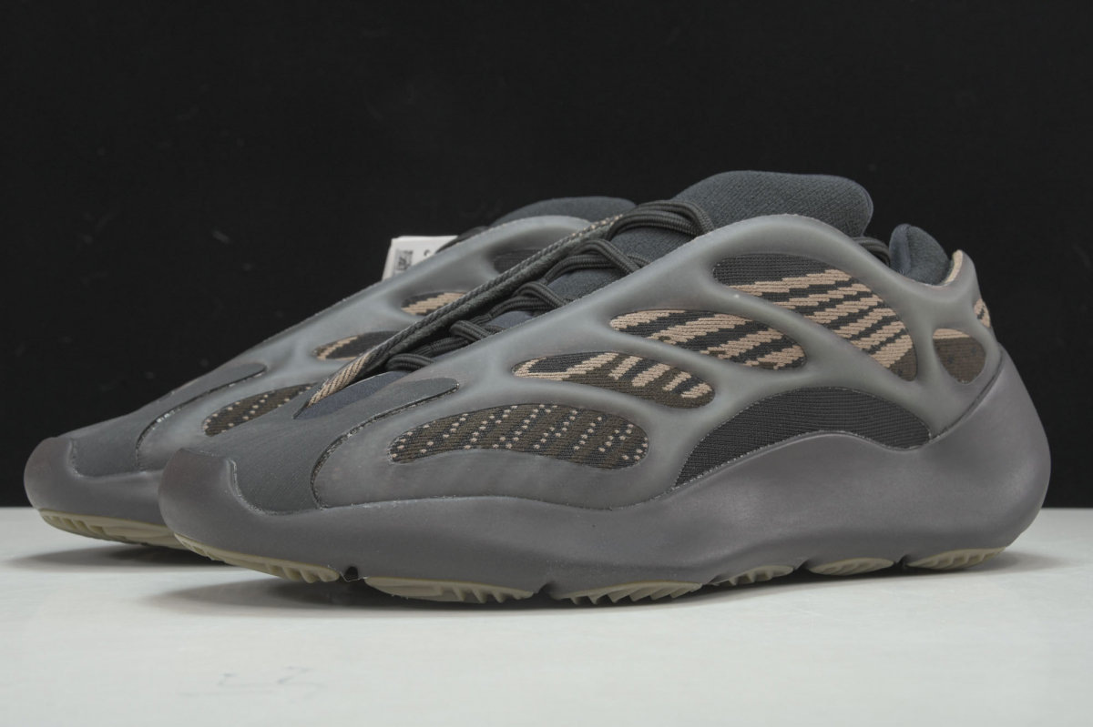 ad*s Y**zy 700 v3 clay brown