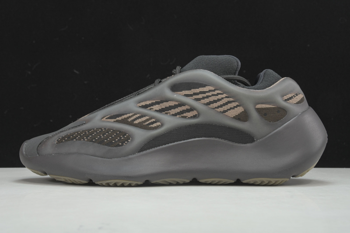 ad*s Y**zy 700 v3 clay brown