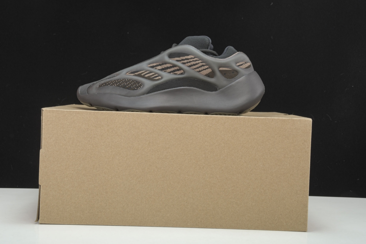 ad*s Y**zy 700 v3 clay brown